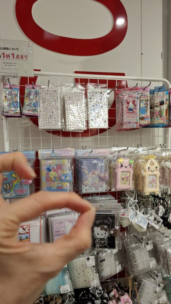 2階エスカレーター降りてすぐのシールコーナーの画像