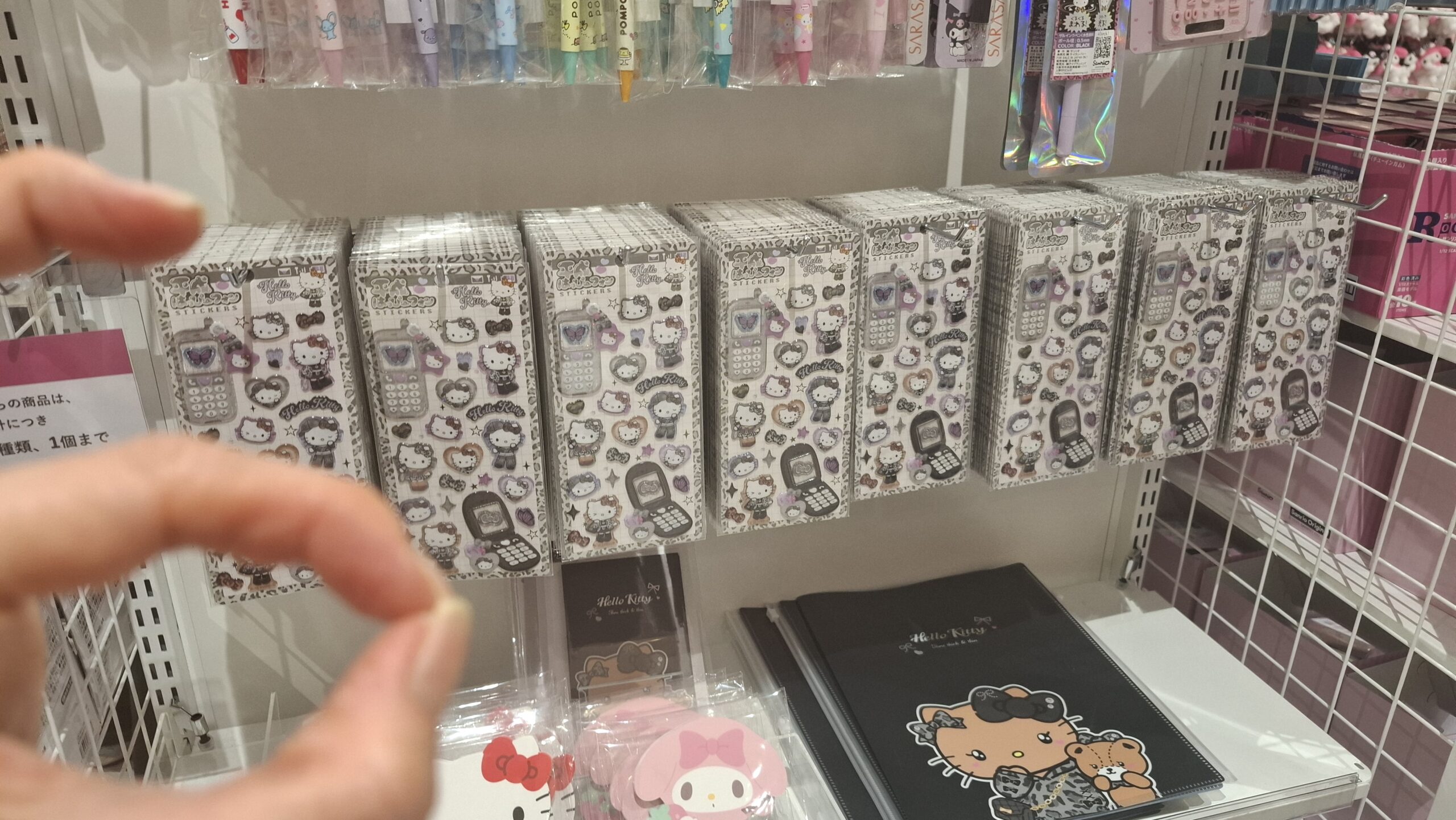 ラックのシール売り場の画像