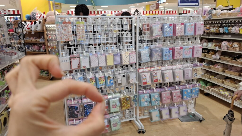 エスカレーター近くのシール売り場の画像