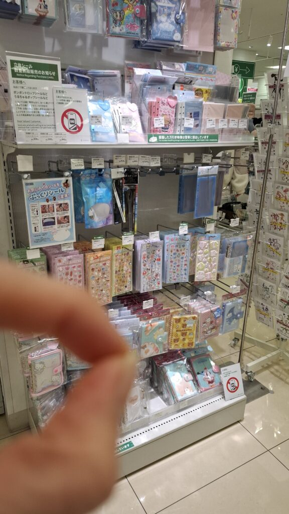 柱近くのシール売り場の画像