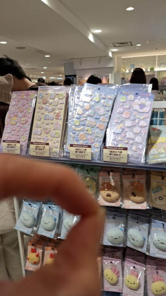 レジ前奥の棚エンドのミニシールコナーナーの画像