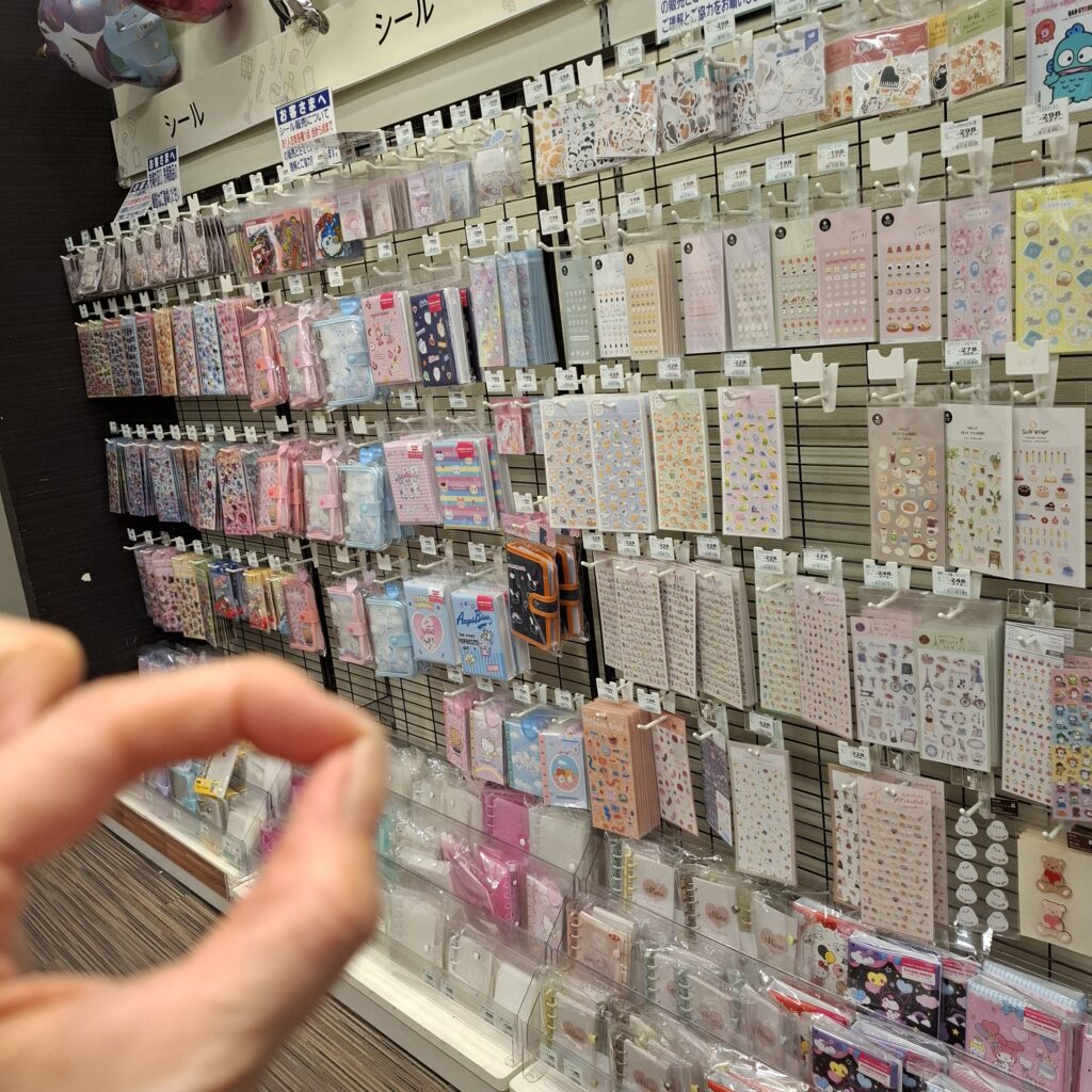 文具売り場のシールコーナーの画像