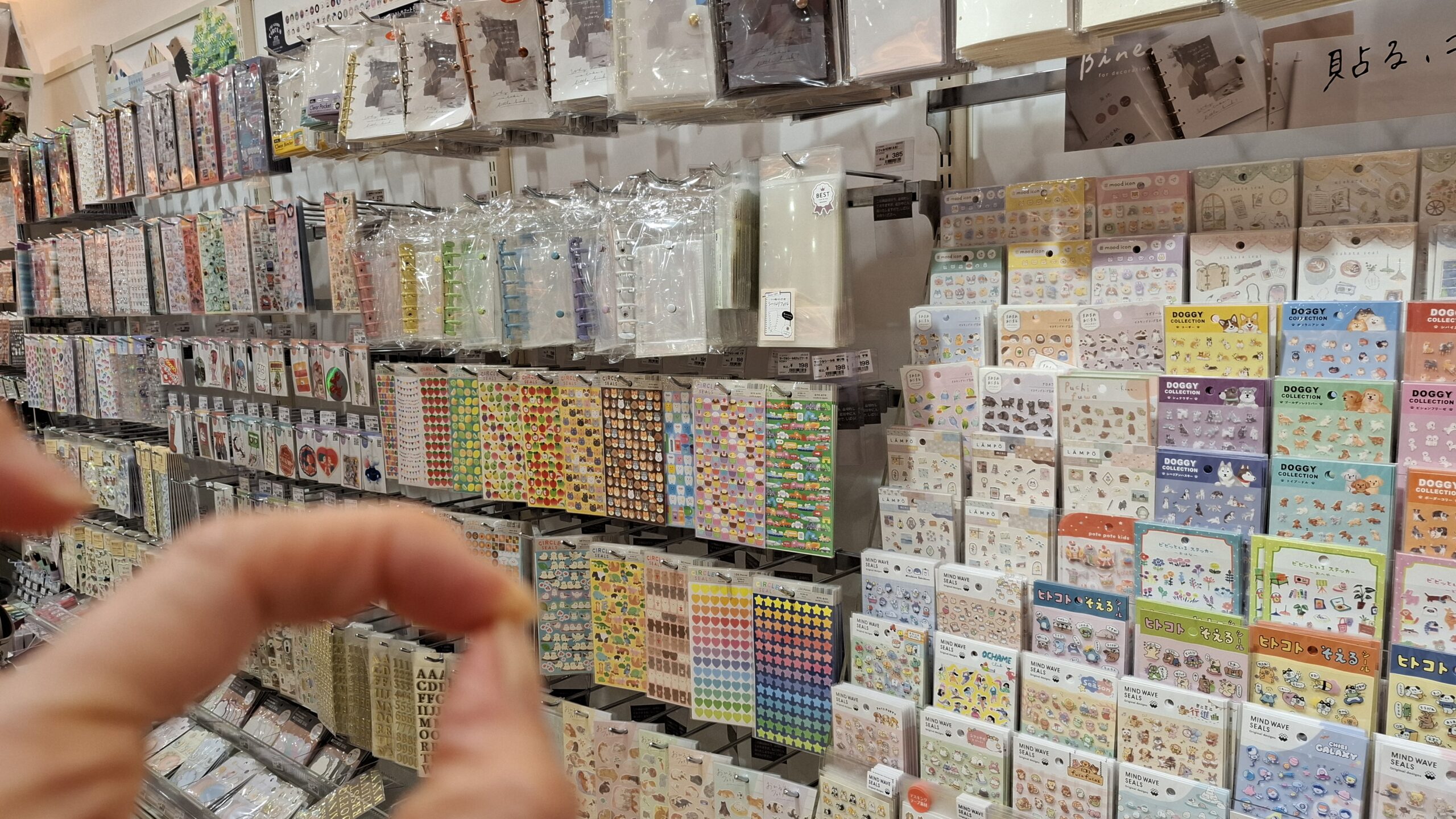 店舗向かって左側のシールコーナーの画像