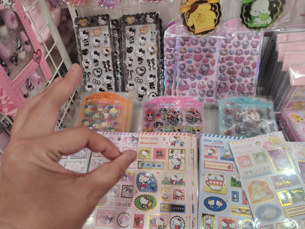 レジ近くの棚のシールコーナーの画像