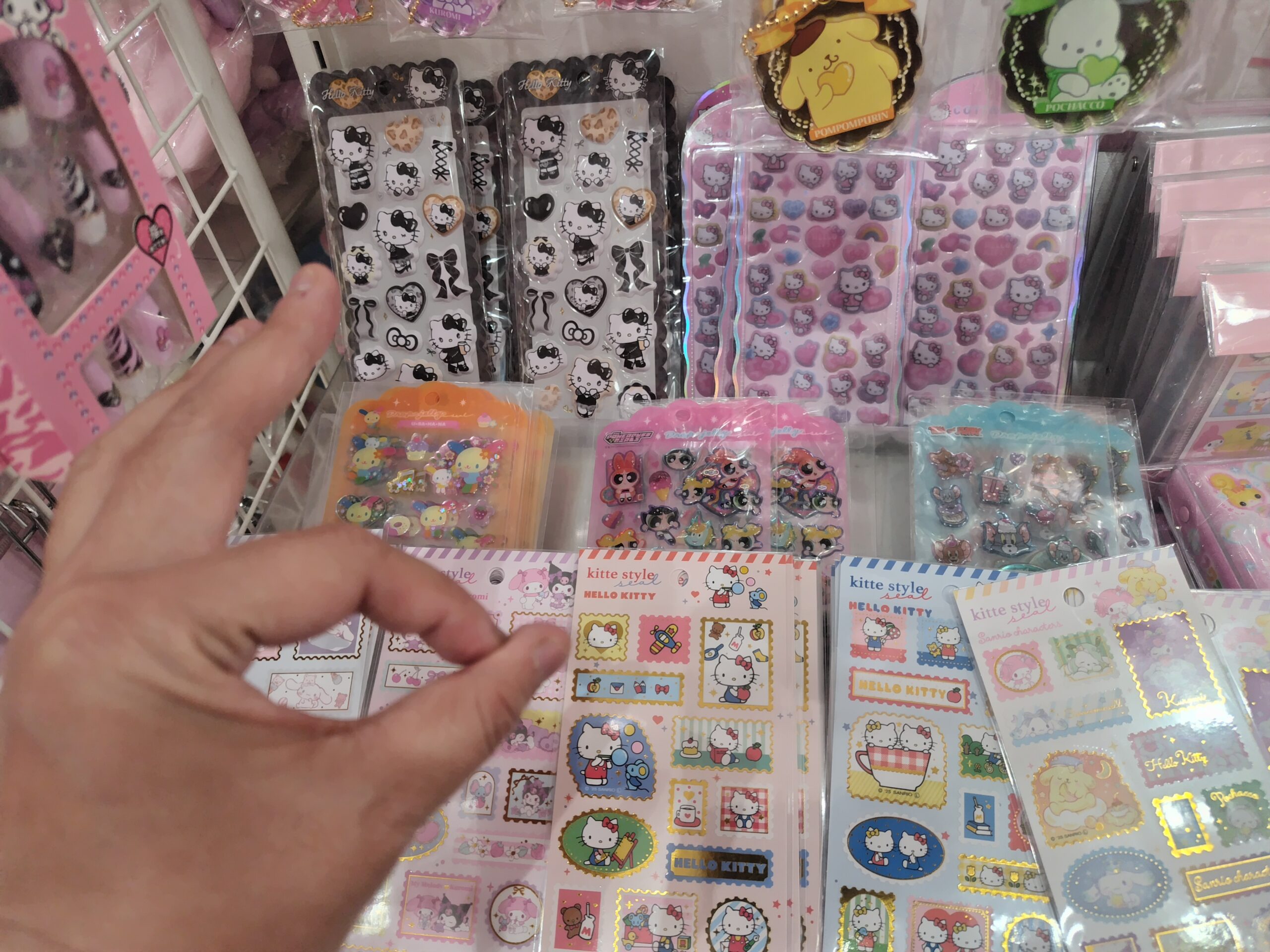 レジ近くの棚のシールコーナーの画像