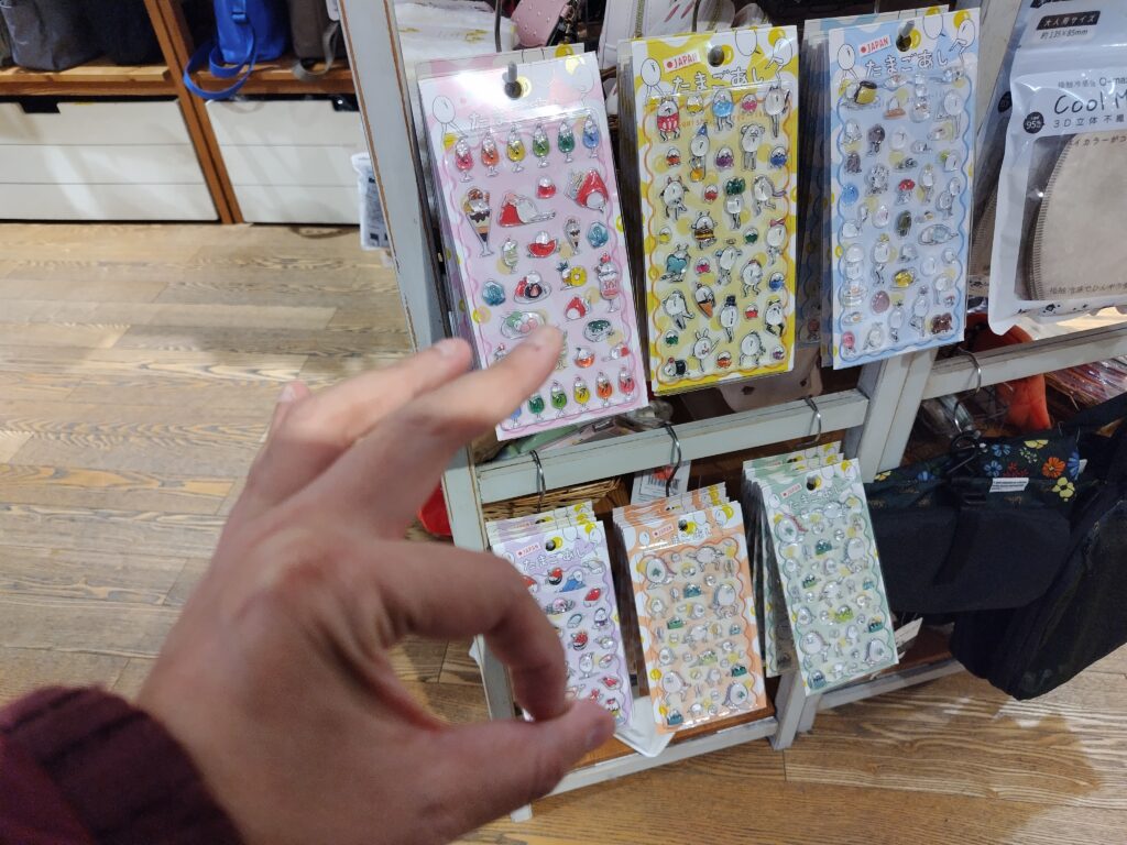 レジ前の棚にシールコーナーの画像