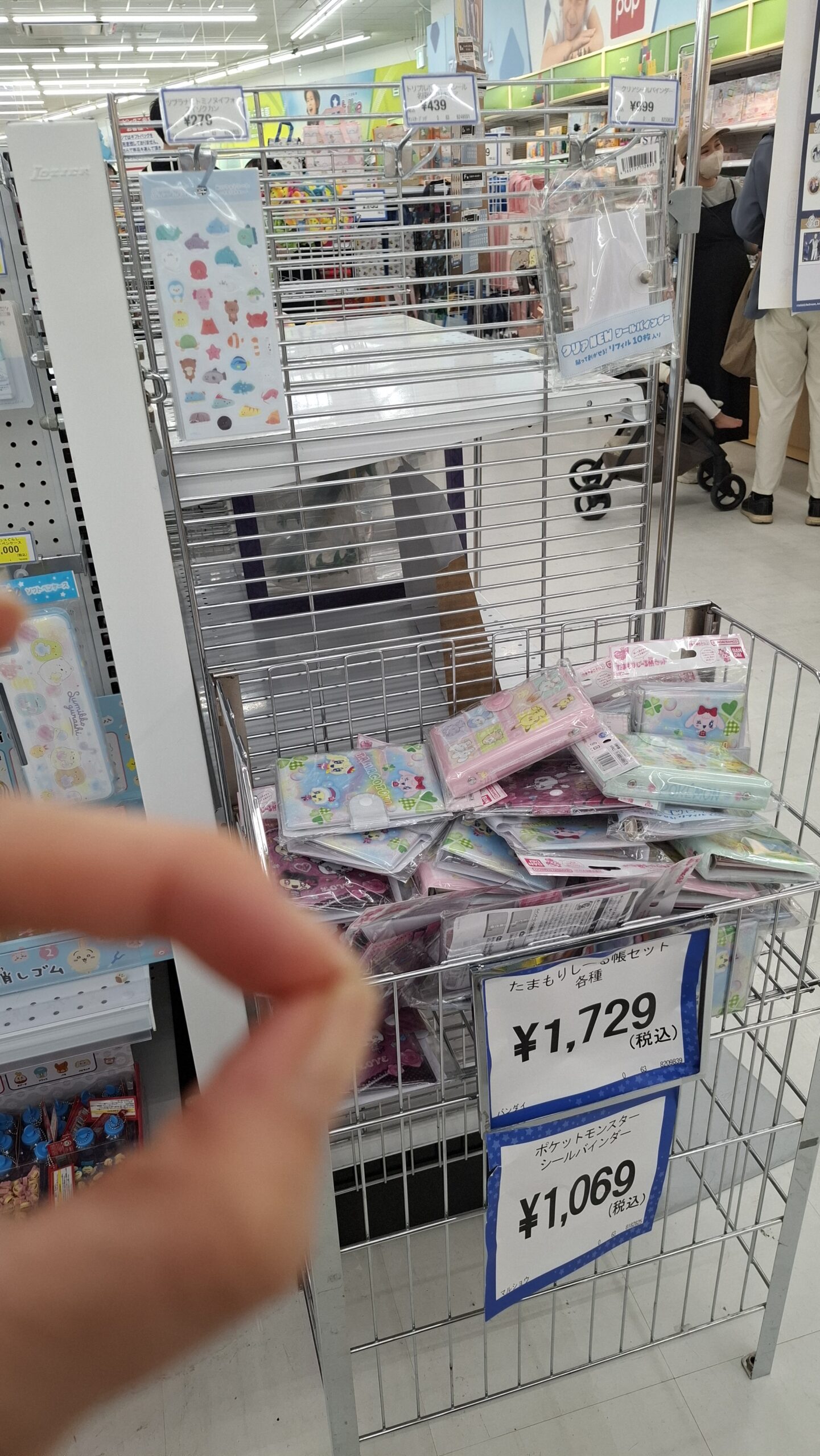 レジ前向かって右のシールコーナーの画像