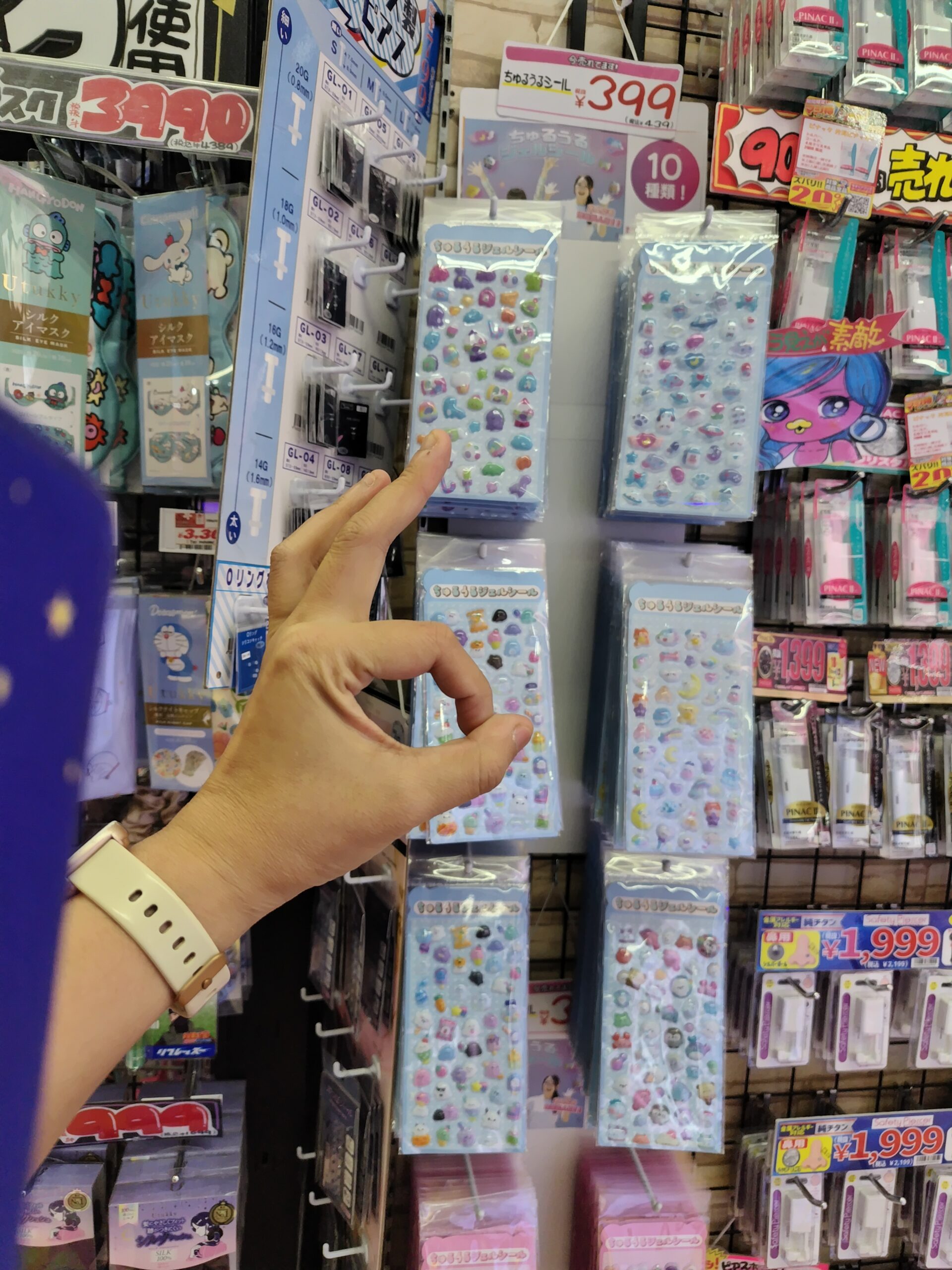 1階エスカレーター近くの柱にあるシールコーナーの画像