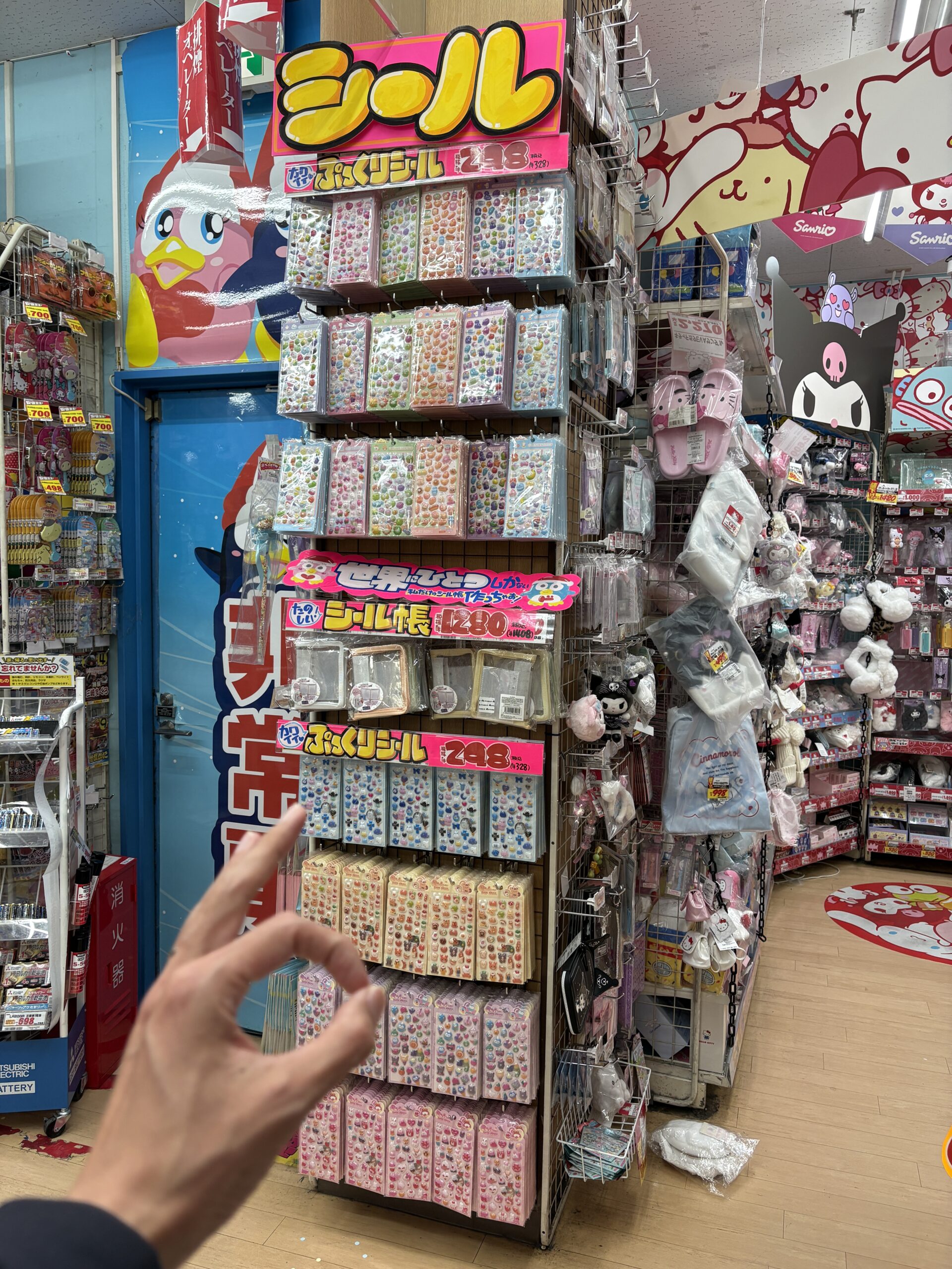 2階キャラクターグッズ前のシールコーナーの画像