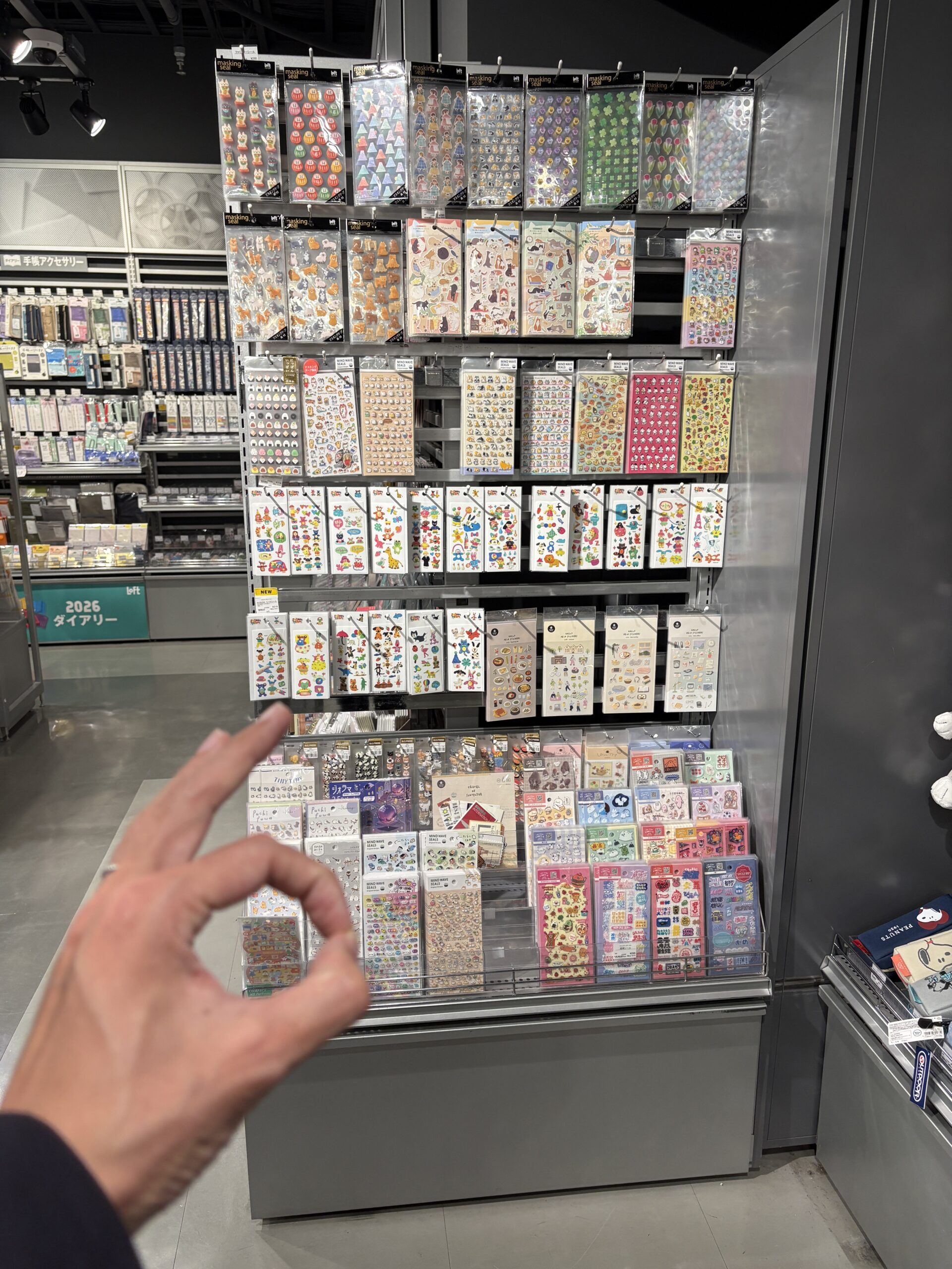 文具売り場横のシールコーナーの画像