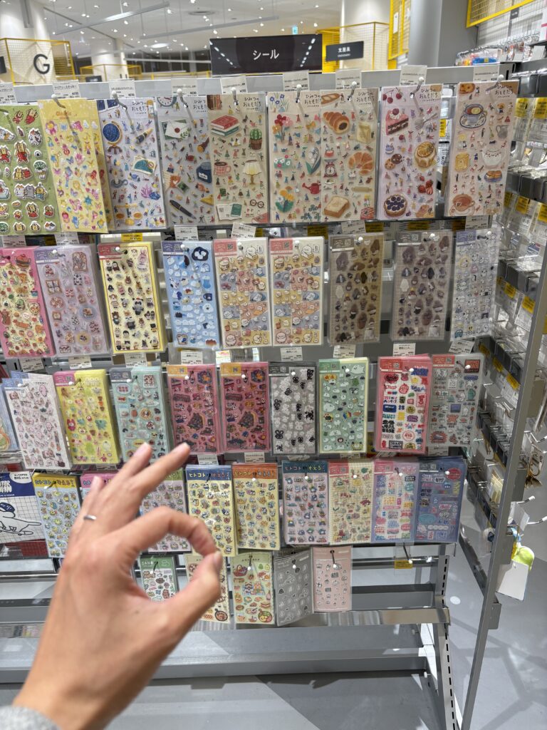 入口すぐのシールコーナーの画像