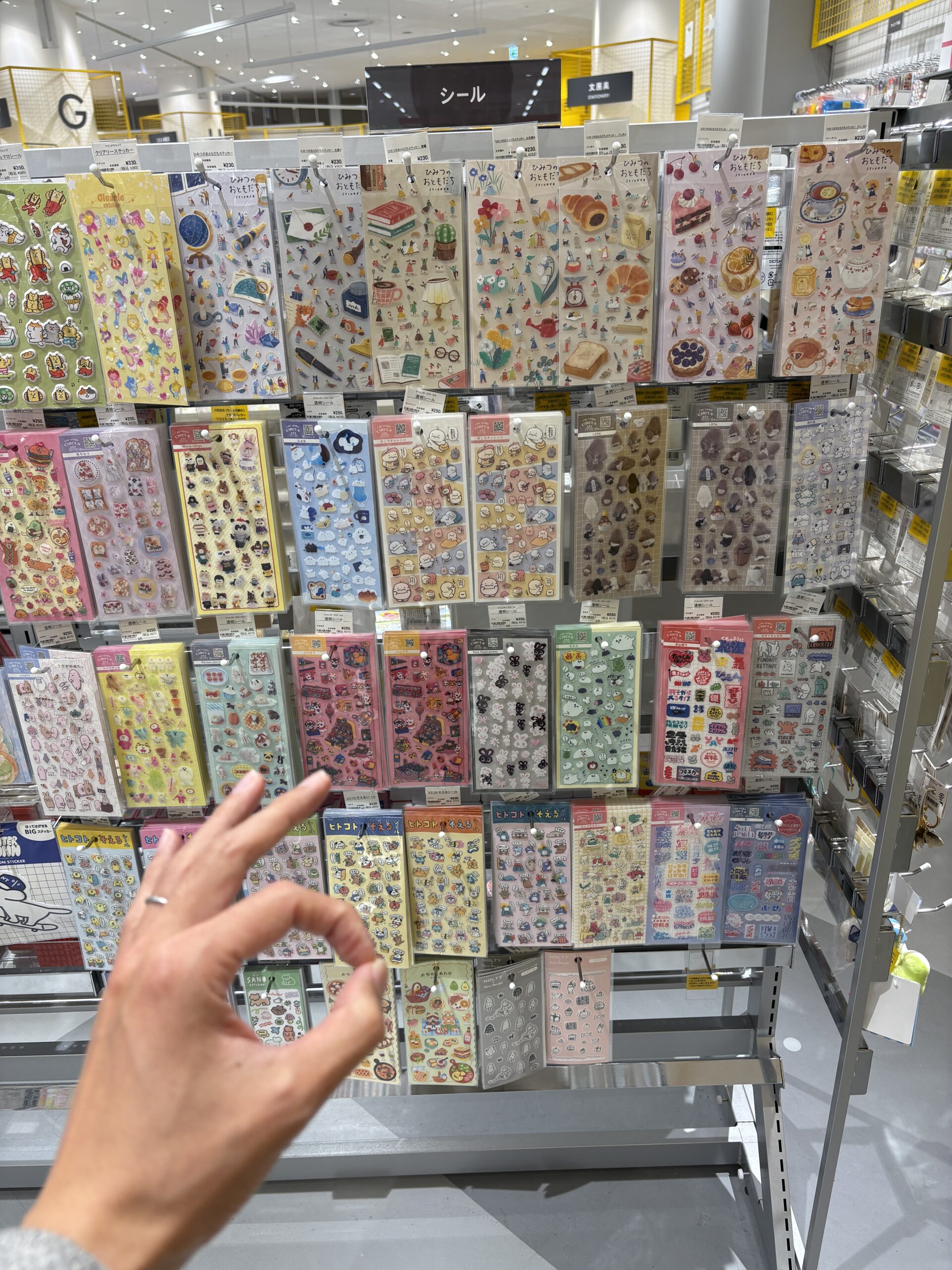 入口すぐのシールコーナーの画像