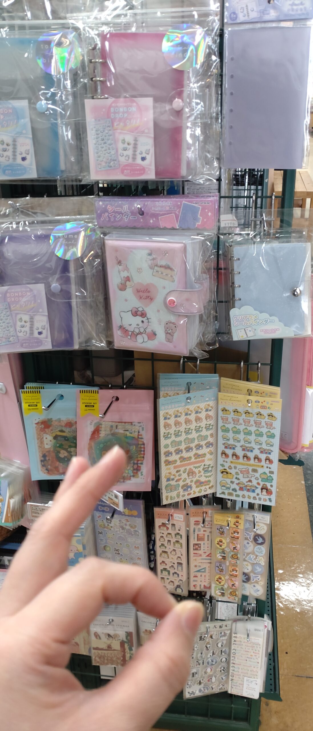 1階、文具売り場に並んでいるシールの画像