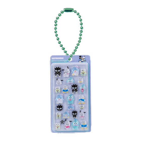 サンリオキャラクターズ ボンボンドロップミニチュアチャームのはぴだんぶい。青い台紙にポチャッコやハンギョドン、けろけろけろっぴなど個性豊かなメンバーが集結し、グリーンのボールチェーンが付いているデザイン。
