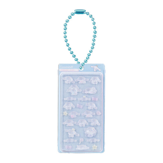 サンリオキャラクターズ ボンボンドロップミニチュアチャームのシナモロール。淡い水色の台紙に白くてふわふわなシナモンのチャームが並び、本体カラーに合わせた水色のボールチェーンが付いている様子。