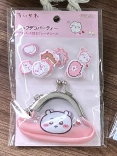 ちいかわのピンク色のがま口プチパースとフレークシールのセット