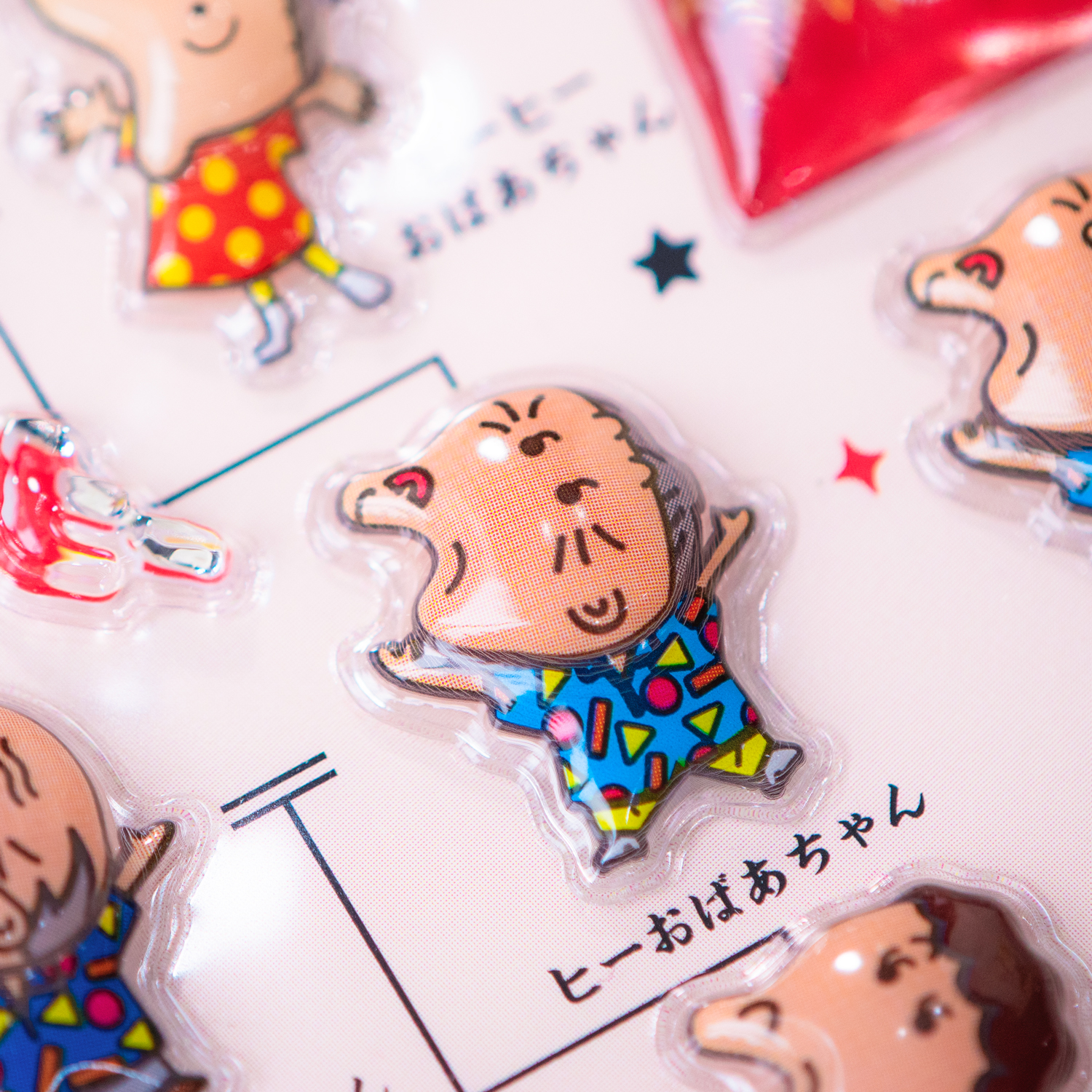 カラムーチョぽてっとシールのヒーおばあちゃんパーツを接写した写真。表情や衣装の細かいデザインが見える