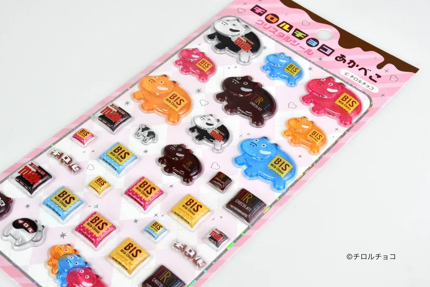チロルチョコ あかべこ クリスタルシールの実物。5柄の赤べこ型とパッケージ型を1シートに収録
