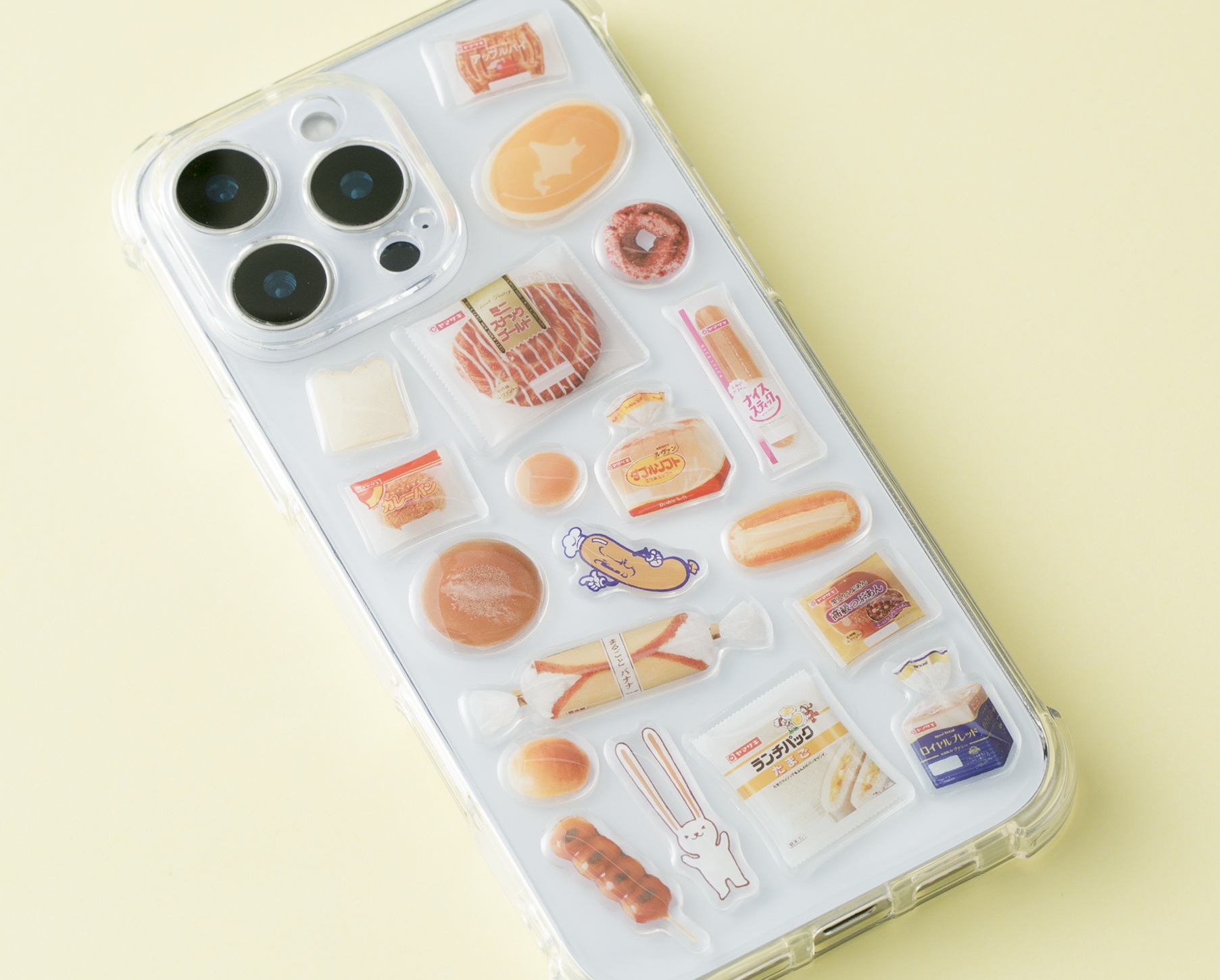 ヤマザキパン シールBOOKのぷっくり立体シールをスマホケースに入れてデコレーションした注目デザイン画像
